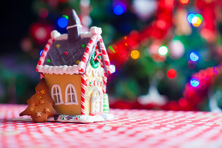 姜饼饼干和糖果 在圣诞树的灯光下 家后背景图片