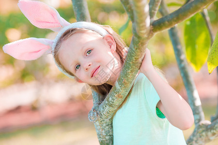 春日复活节戴兔耳的可爱小女孩图片