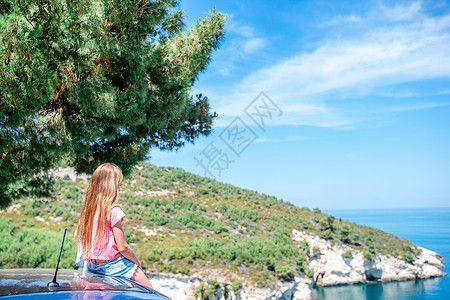 暑期汽车旅行和假期快乐的孩子 夏天 幸福 乐趣背景图片