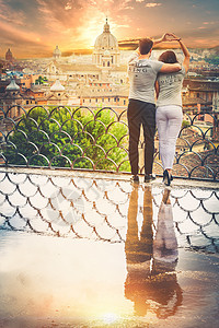 美丽的情侣在露台拥抱着一对漂亮的情侣 在水坑中反射 意大利罗马的假日观光高清图片素材