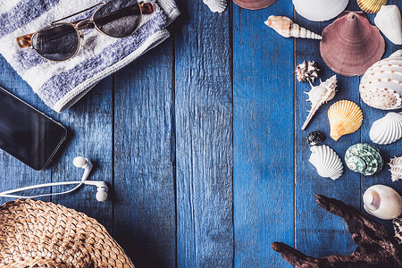夏季旅行带贝壳 蓝漆木制木板底饰品的顶端视图背景图片