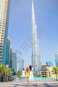 一家人快乐地在迪拜走来走去 背景中还有摩天大楼 城市 美丽的阿联酋航空高清图片素材