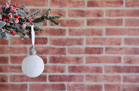装饰圣诞球 圣诞节的时候 新年 季节 左边 水平的 冷杉 气氛背景图片