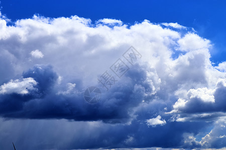 夏日低价风暴在深蓝色的夏日中 美丽的白云编织 云景 户外背景