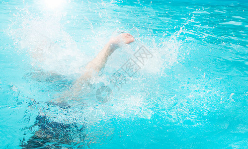 翻滚吧屌丝们儿童青少年女孩在室外游泳池游泳和潜水很有趣 双脚在水面上 飞溅 阳光 眩光 夏日 反射 活动背景