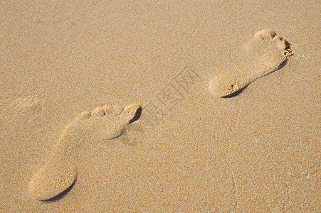 沙中脚印 旅行 假期 旅游背景图片