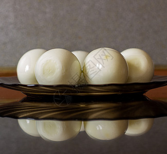 照片素材蛋壳黑盘上的切子鸡蛋 硬锅鸡蛋 煮饭 食物 水煮蛋背景