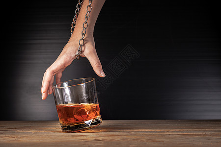 坏习惯酒精主义概念 手锁锁链 一杯威士忌停止 饮料背景
