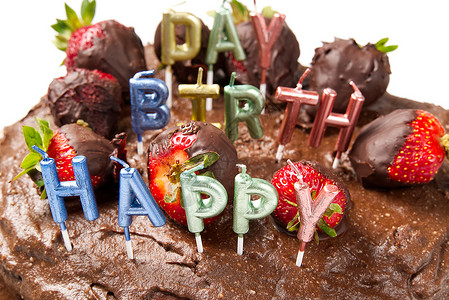 自己做的巧克力蛋糕 还有草莓和生日快乐蜡烛 特制的高清图片