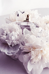 紫花香水瓶作为奢华香水产品 其背景是小马花 豆香广告和美容品牌 晋升 芳香背景图片