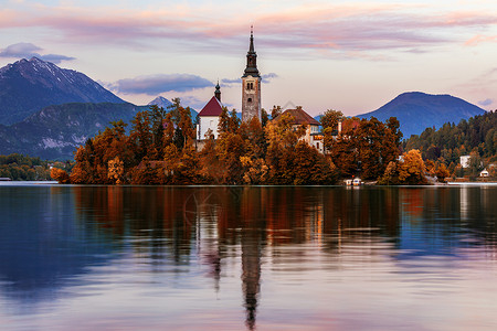 与阿苏普提奥朝圣教堂对布莱德湖的秋天观 阿尔卑斯山阳光高清图片素材