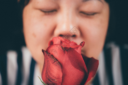 情人节的红玫瑰花女香味 幸福 假期 抓住 丰满背景图片