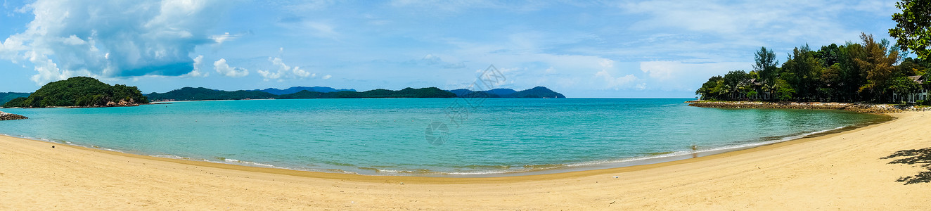 蓝色水的美丽金色沙滩全景片拍攝背景图片