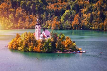 与阿苏普提奥朝圣教堂对布莱德湖的秋天观 斯洛文尼亚欧洲高清图片素材