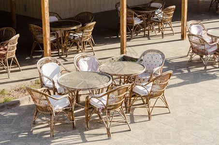 埃及一家空咖啡厅的木制椅子和圆桌背景图片