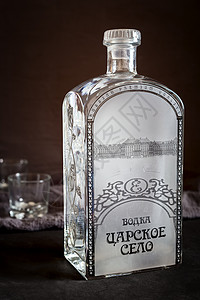 伏特加玻璃瓶一瓶伏特加和两杯伏特加伏特加 沙尔斯科耶·塞罗背景