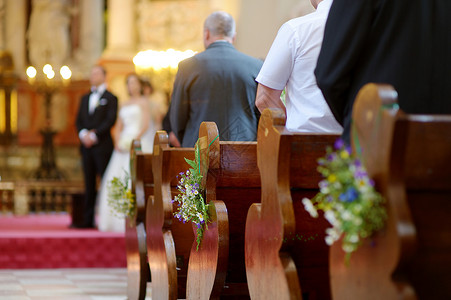 美丽的野花婚纱装饰 教会 浪漫 天 庆典 婚姻 仪式背景图片