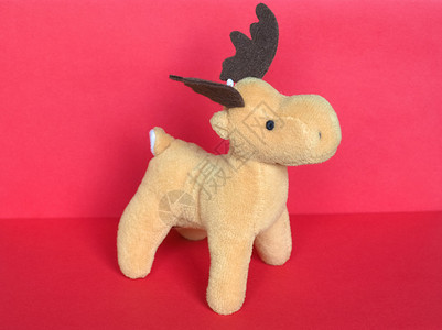 加荷鹿玩具 圣诞节 动物 红色背景 动物界 圣诞节快乐 假期背景图片