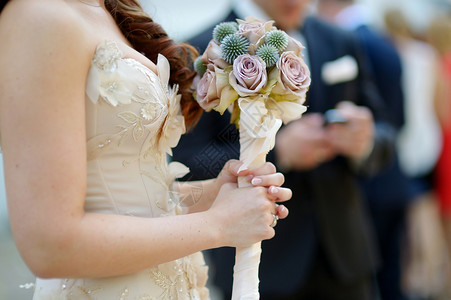 新娘抱着美丽的婚礼花束背景图片