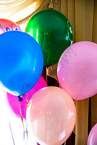 多彩气球 球 假日球 绑在绳子上背景图片