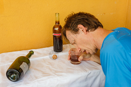 一个醉酒的人在桌子上摔伤 喝 玻璃 绿松石 饮酒习惯背景