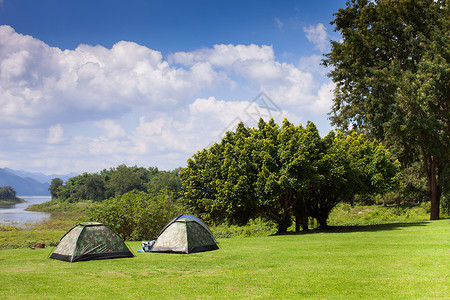 在绿草草上扎营帐篷 冬天 家庭假期 热的 家庭背景图片