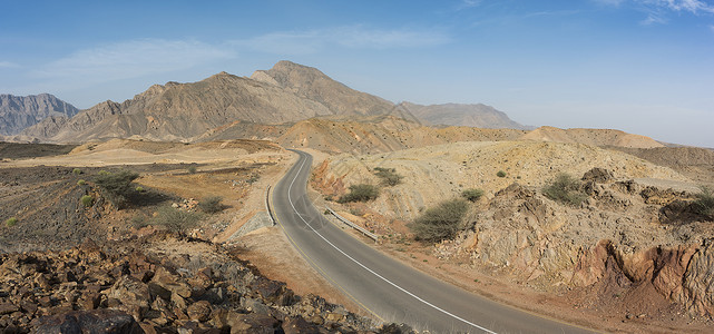 奥马苏丹国荒无人烟的山丘被一条道路压平 丘陵图片素材