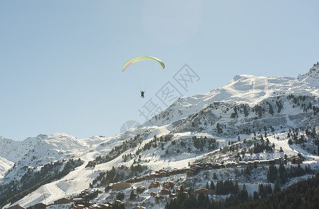 滑翔伞飞过山谷图片