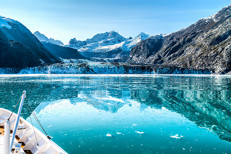 冰川湾游轮驶向美国阿拉斯加的约翰·霍普金斯冰川 夏季全景背景