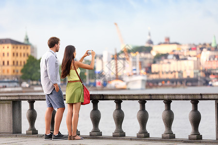 旅游游客在斯德哥尔摩拍照背景图片