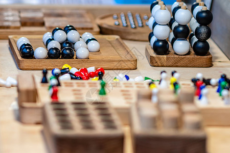 游戏摊位手工艺人年度市场桌上的各种木制玩具 有选择性的焦点背景