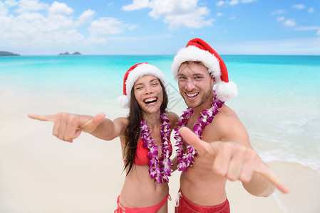 圣诞夏威夷假期-夏威夷海滩情侣图片