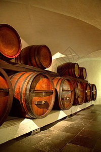 用于储存在传统地下室的葡萄酒桶高清图片