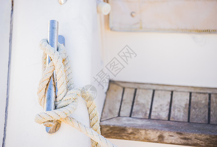 船甲板上停泊的白海绳细图高清图片