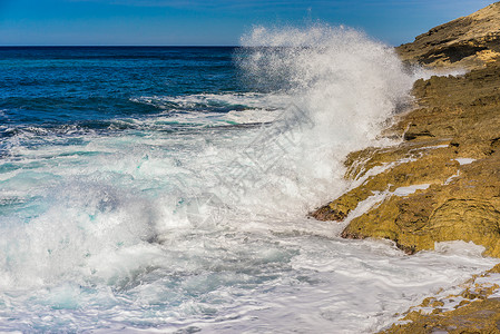 潮汐发电席卷岩石海岸线的波浪 海景 摄影 夏天 海浪 支撑背景