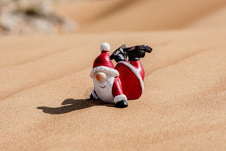 沙丘中的圣诞老人雕像高清图片