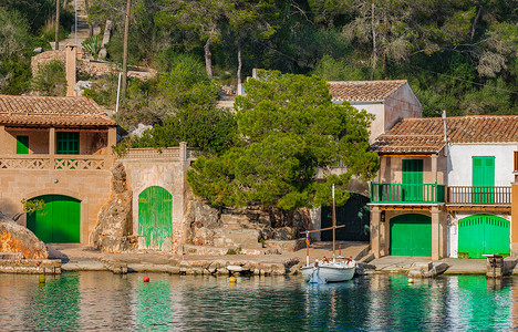Majica西班牙地中海Santanyi的古德立式老渔村背景