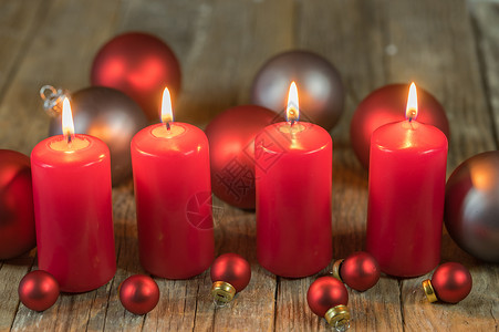 圣诞节到来 红烧蜡烛背景图片