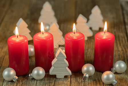 圣诞节或带球和树装饰的红蜡烛到来背景图片