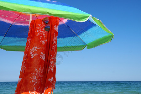 沙滩伞 海平面和晴空相对的太阳镜以及复制空间披肩高清图片素材