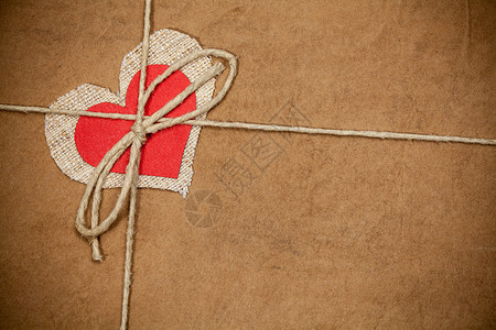 古年纸上多彩的红纸心脏 爱 钥匙 锁背景图片