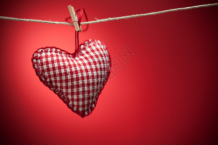 红色背景的多彩布红心 连锁店 情人节 浪漫的 天 钥匙背景图片