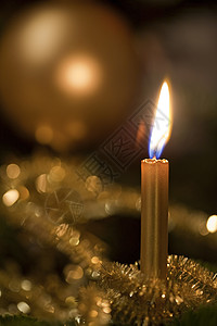 金色圣诞烛光和装饰品 金子 季节 火 蜡烛 室内的背景图片