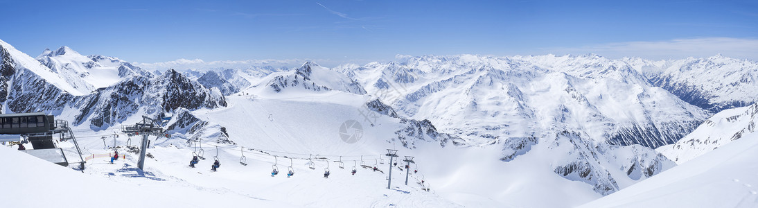 阿尔卑斯山俯图在阳光明媚的春日 在滑雪胜地的冬季景观中 从 Wildspitz 的顶部可以欣赏到全景景观 那里有白雪覆盖的山坡和滑雪道 滑雪者背景