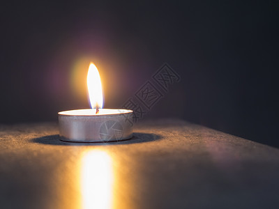 柔软模糊灰色背景上的单一茶叶蜡烛 火 宗教背景图片