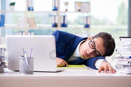 疲累的商人在辛勤工作和过度工作后精疲力尽 桌子 办公室睡觉高清图片素材