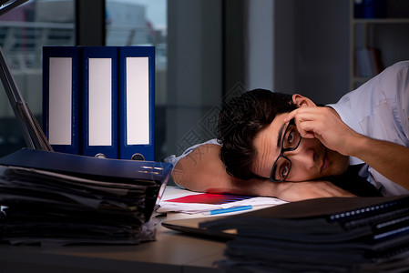 青年商人在办公室加班加班时间工作; 商业 睡觉会计高清图片素材