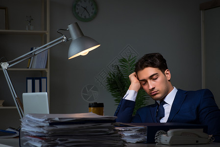 下班后在办公室休息和睡觉的商人疲劳累 堆叠逾期高清图片素材
