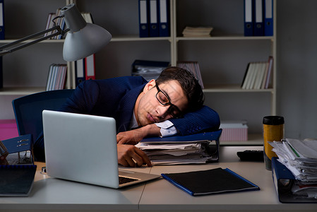 下班后在办公室休息和睡觉的业余人员疲累 压力午睡高清图片素材
