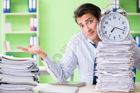 商务人员在文书和工作量方面有问题 官僚 任劳任怨忙碌的高清图片素材